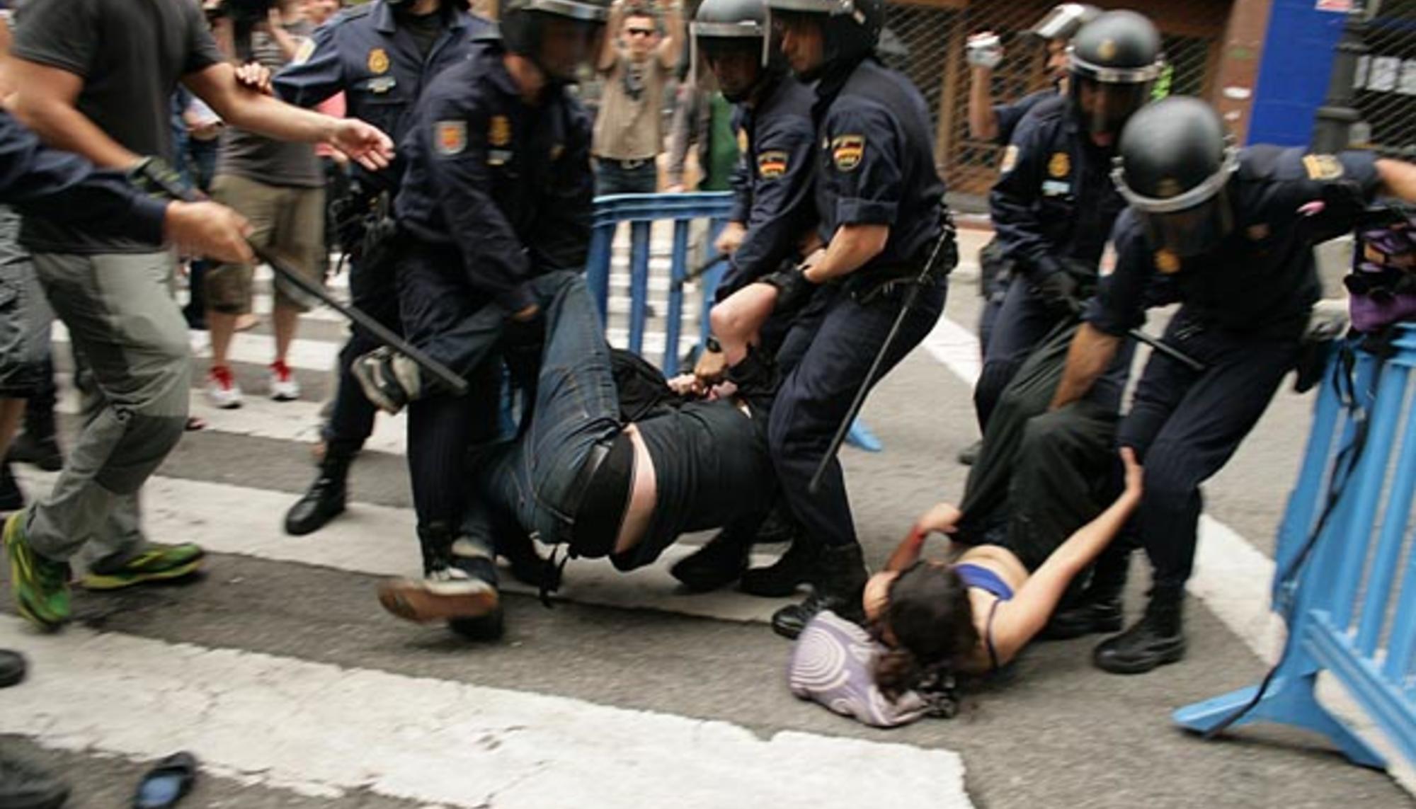 La Policía arrastra a dos activistas en un desahucio en Oviedo en 2012